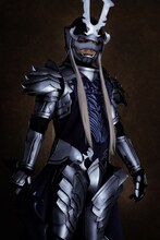 姜暢雄扮するギルガメッシュ（仮面あり）。