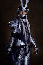 姜暢雄扮するギルガメッシュ（仮面なし）。