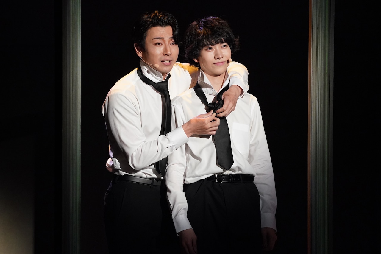 ミュージカル「ダーウィン・ヤング 悪の起源」より、左からニース・ヤング役の矢崎広、ダーウィン・ヤング役の大東立樹。（写真提供：東宝演劇部）