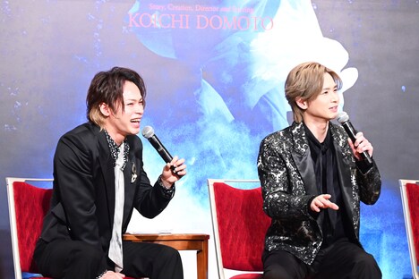 「竜也が“しめる”と言うと、違う意味に聞こえる(笑)」と語る堂本光一(右)と、そのコメントを聞いて笑う上田竜也(左)。