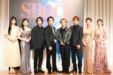 左から中村麗乃、島田歌穂、佐藤勝利、上田竜也、堂本光一、中山優馬、前田美波里、綺咲愛里。