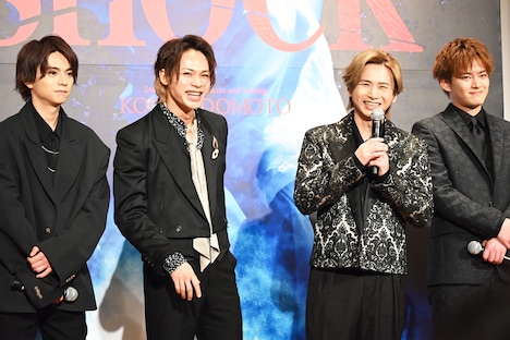 左から佐藤勝利、上田竜也、堂本光一、中山優馬。