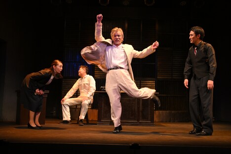 ゴツプロ！presents / 青春の会 第5回公演「熱海殺人事件」より。（撮影：渡邉和弘）