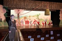 京都・南座の花道に立つJUNNA。