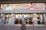 京都・南座の前に立つJUNNA。