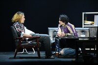 舞台「死ねばいいのに」より。（撮影：深田大介）