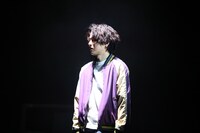 舞台「死ねばいいのに」より。（撮影：深田大介）