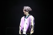 舞台「死ねばいいのに」より。(撮影:深田大介)