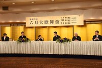 マイクを持ったまま答えない小川大晴（左から3番目）と、その可愛さに思わず微笑む登壇者たち。