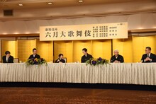 マイクを持ったまま答えない小川大晴（左から3番目）と、その可愛さに思わず微笑む登壇者たち。