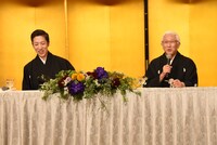 息子・中村梅枝（左）が頑なに襲名を拒否したときのことを話す中村時蔵（右）。