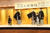 舞台に現れ、父・中村獅童を見上げる小川陽喜（左）。