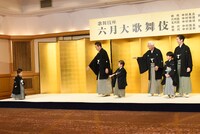 舞台に現れた小川夏幹（左）。