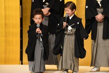 あいさつをする小川陽喜（右）と小川夏幹（左）。