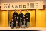 前列左から小川夏幹、小川陽喜、小川大晴、後列左から中村獅童、中村時蔵、中村梅枝。