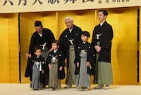 司会者のカメラマンに向けた「登壇者視線が欲しい方は挙手してください」の言葉に反応し、思わず手を挙げてしまった小川夏幹（前列左）。