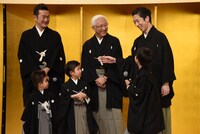 長男・中村梅枝（後列右）にツッコまれる中村時蔵（後列中央）。