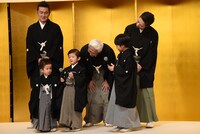 父・中村獅童のカッコいいところを聞かれ、考え込む小川陽喜（前列中央）。