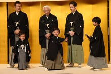 見得を切りながら「宇宙で歌舞伎をする！」と堂々と夢を語る小川陽喜（前列中央）。