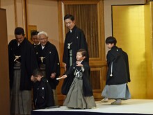 退場時、ギリギリまで見得を切るパフォーマンスを報道陣に向けて披露する小川陽喜（中央）。