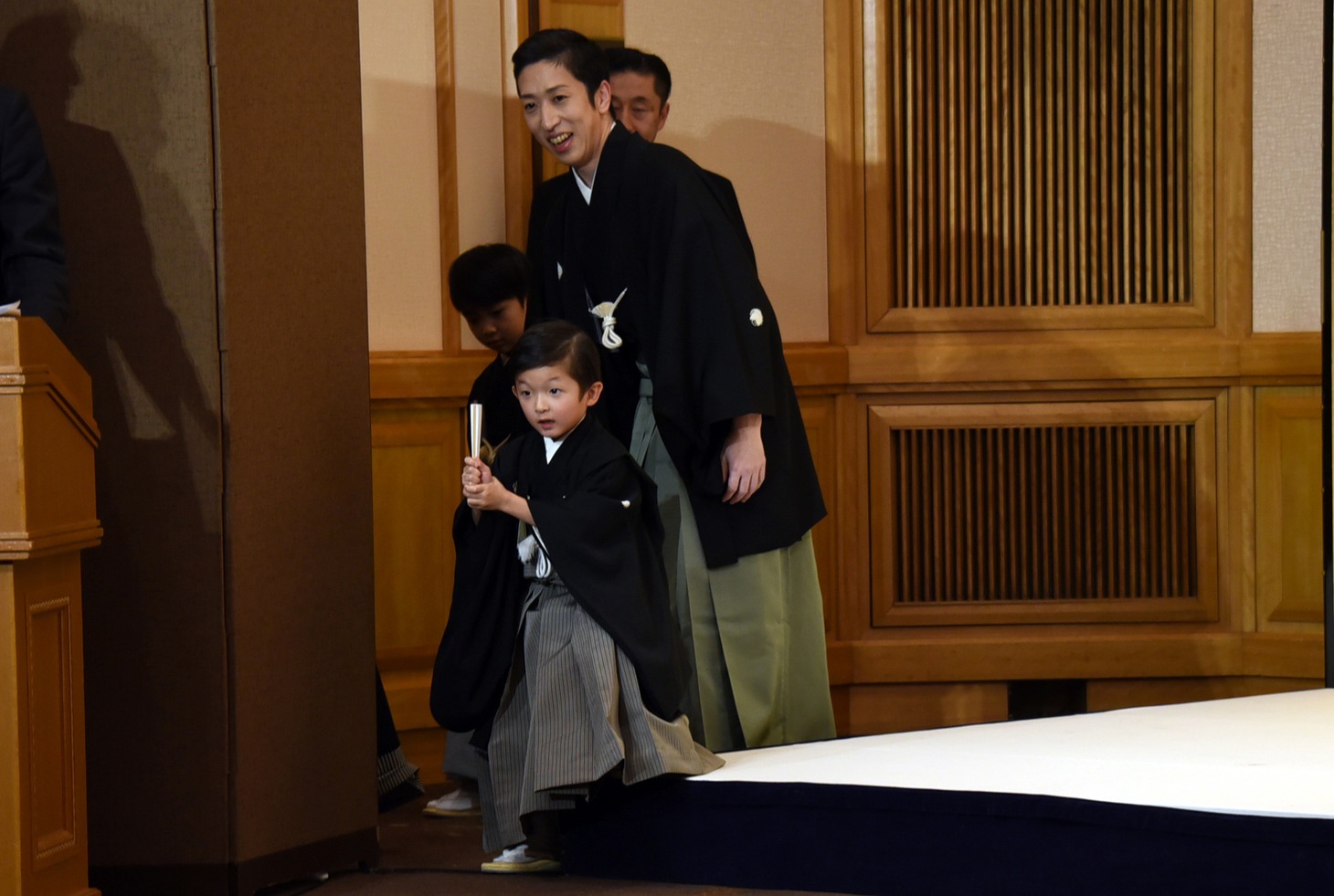 一度退場したあと、また戻ってきて見得を切る小川陽喜（手前）。