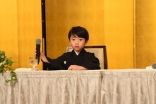 質問され、一旦マイクを持ち上げる小川大晴（中央）。