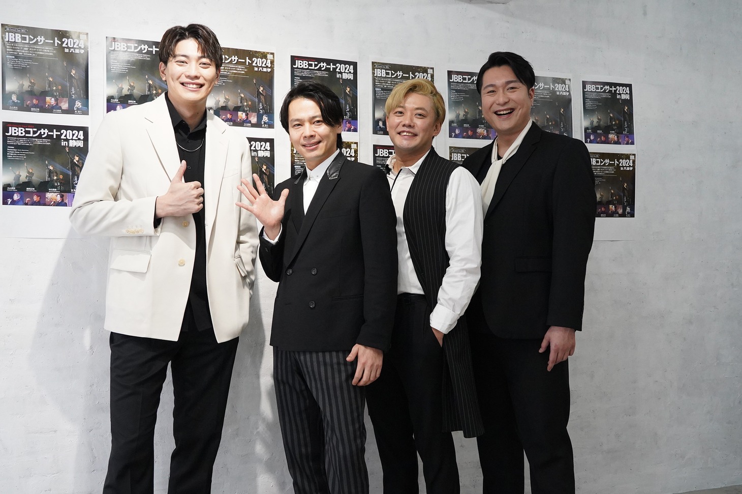 左から東啓介、中川晃教、藤岡正明、大山真志。