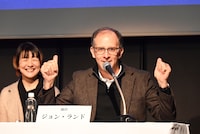 ミュージカル「バック・トゥ・ザ・フューチャー」演出のジョン・ランド（手前）。