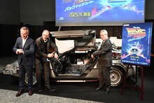 ミュージカル「バック・トゥ・ザ・フューチャー」製作発表会の様子。左から筆頭プロデューサーのコリン・イングラム、演出家のジョン・ランド、劇団四季の代表取締役社長・吉田智誉樹。