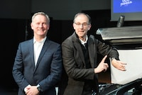 左から筆頭プロデューサーのコリン・イングラム、演出のジョン・ランド。