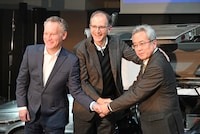 左から筆頭プロデューサーのコリン・イングラム、演出のジョン・ランド、劇団四季の吉田智誉樹代表取締役社長。