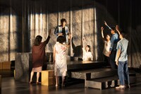 KAAT神奈川芸術劇場プロデュース「ライカムで待っとく」初演より。（撮影：引地信彦）