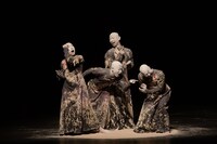 山海塾「あわせ鏡のはざまでー交差より。(c)JuanDiegoCastillo / TeatroMayor