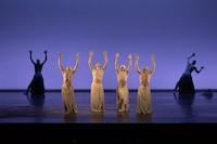 山海塾「あわせ鏡のはざまでー交差より。(c)JuanDiegoCastillo / TeatroMayor