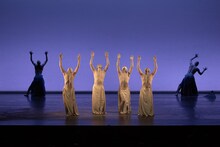 山海塾「あわせ鏡のはざまでー交差より。(c)JuanDiegoCastillo / TeatroMayor