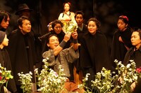 椿組2024年新春公演「ガス灯は檸檬のにほひ」より。