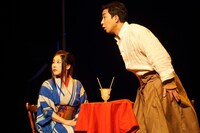 椿組2024年新春公演「ガス灯は檸檬のにほひ」より。