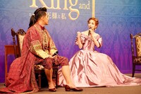 北村一輝（左）にジェスチャーをする明日海りお。