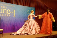 明日海りお（左）をエスコートする北村一輝。