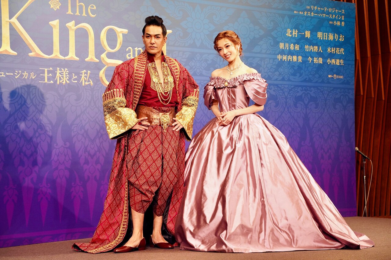 左から北村一輝、明日海りお。