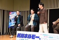 松永のことを忘れていた万城目学（左）に向かって、「ちょっと待ってくださいよ！」と声を上げる、松永役の平井まさあき（右）。