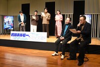 ラジオスポット公開収録を前に、出演者たちにイメージを共有する上田誠（手前右）。