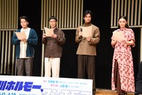 ラジオスポット公開収録を前に、上田誠の言葉を真剣に聞く出演者たち。