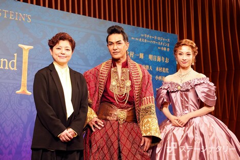 左から小林香、北村一輝、明日海りお。