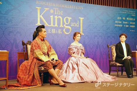 左から北村一輝、明日海りお。