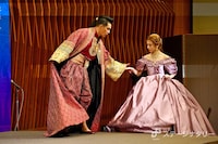 ドレス姿の明日海りお（右）をエスコートする北村一輝。