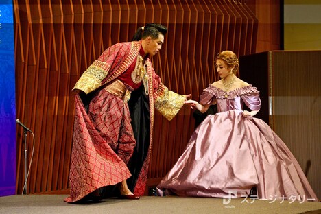 ドレス姿の明日海りお（右）をエスコートする北村一輝。