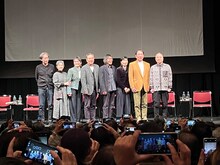 「劇団つかこうへい事務所 一夜限りの大同窓会」より、左から長谷川康夫、岡本麗、根岸季衣、風間杜夫、平田満、井上加奈子、石丸謙二郎、酒井敏也。