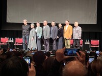 「劇団つかこうへい事務所 一夜限りの大同窓会」より、左から長谷川康夫、岡本麗、根岸季衣、風間杜夫、平田満、井上加奈子、石丸謙二郎、酒井敏也。