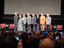 「劇団つかこうへい事務所 一夜限りの大同窓会」より、左から長谷川康夫、岡本麗、根岸季衣、風間杜夫、平田満、井上加奈子、石丸謙二郎、酒井敏也。